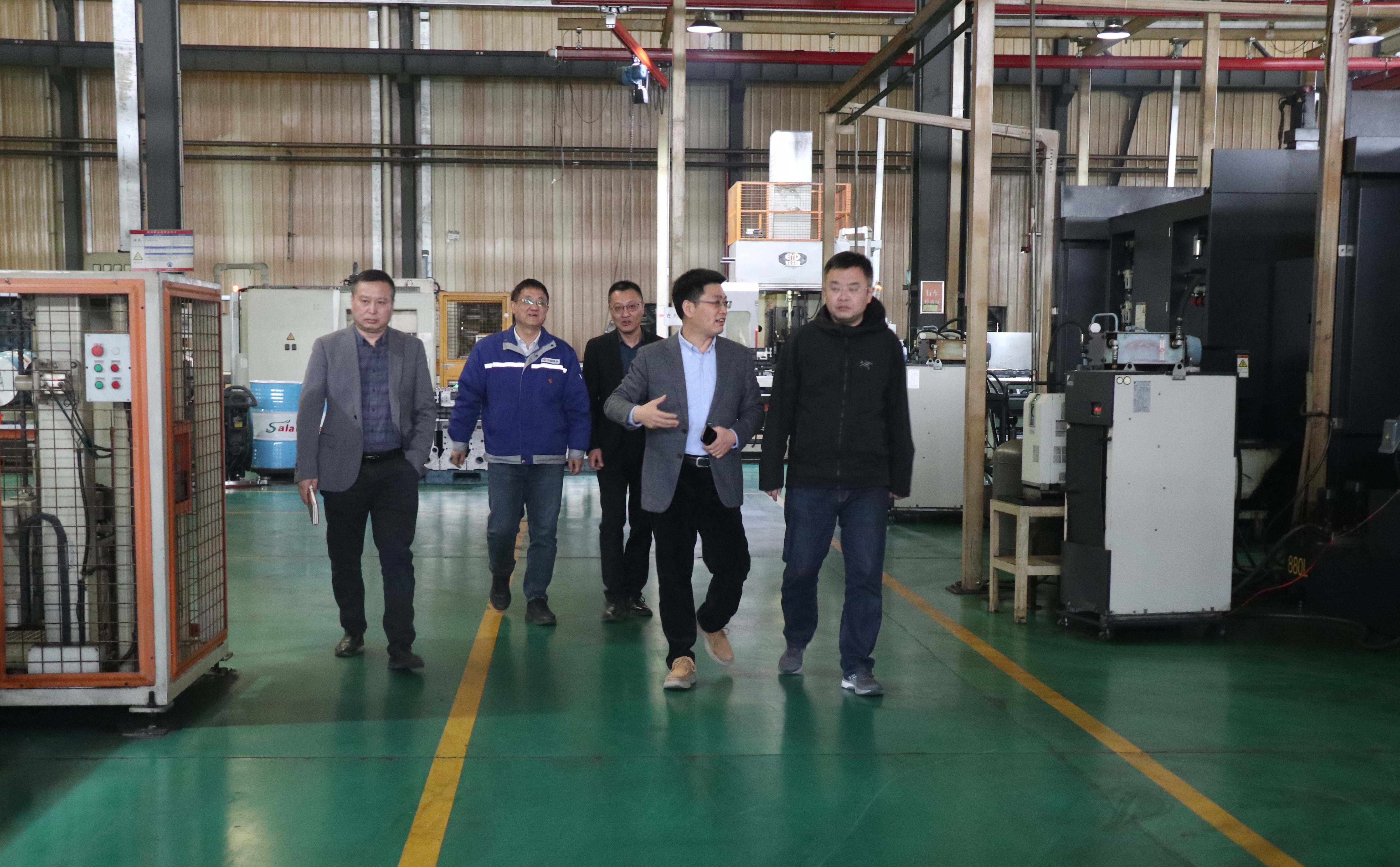 图为督查组一行查看机加工厂试造车间_网站.jpg 腾博官网-诚信为本,专业服务!