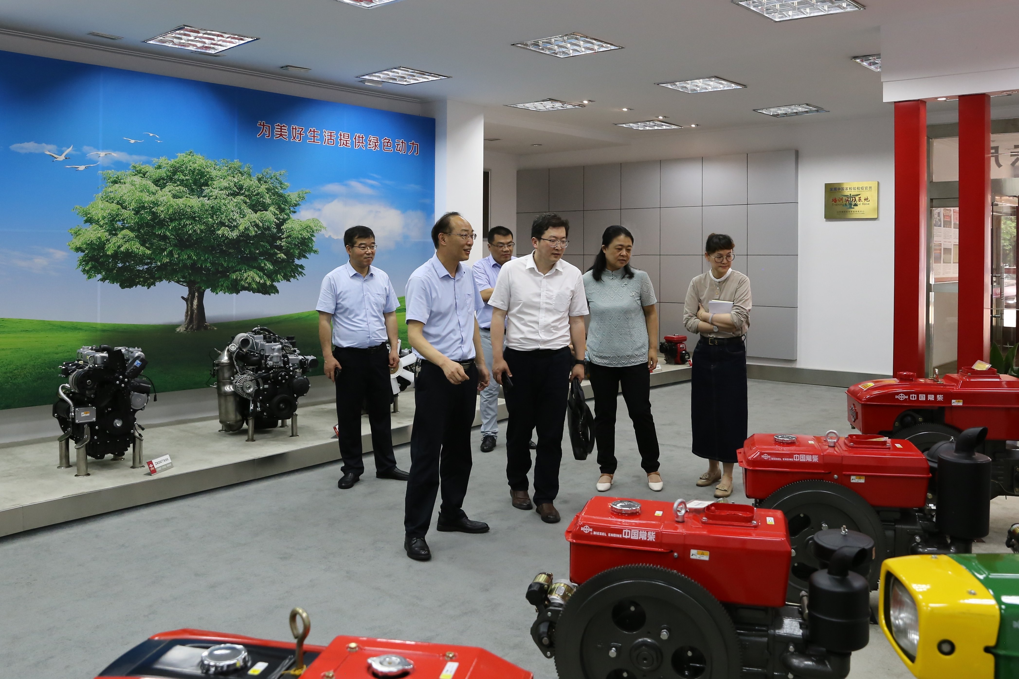 图为商丘投资集团纪委书记张苏隽(右三)一行参观公司产品展示厅_网站.jp 腾博官网-诚信为本,专业服务!