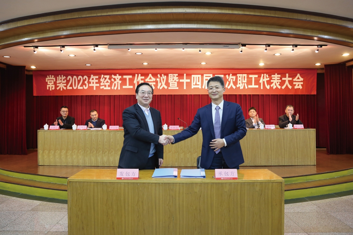 图为史新昆董事长(左)与张新总经理(右)签定2023年业绩查核合同书网站 腾博官网-诚信为本,专业服务!